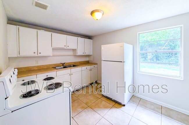 5742 Newberg Ln