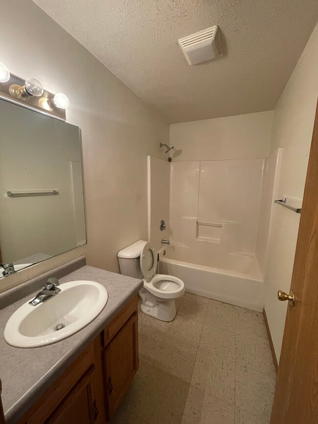 Photo - 1708 6th St E