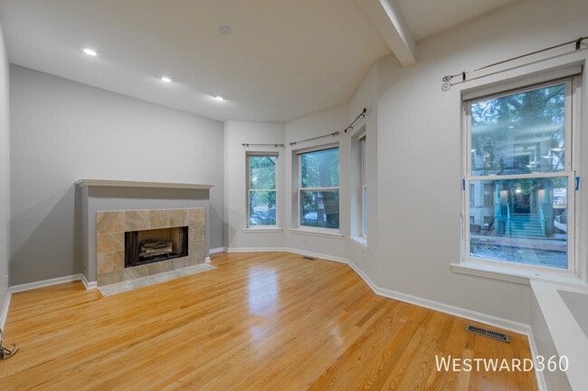 Building Photo - 1017 W Dakin St Unit 1