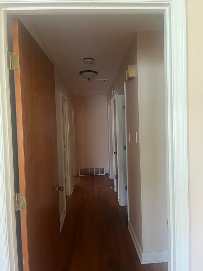 Photo - 1112 Cambridge Ave E
