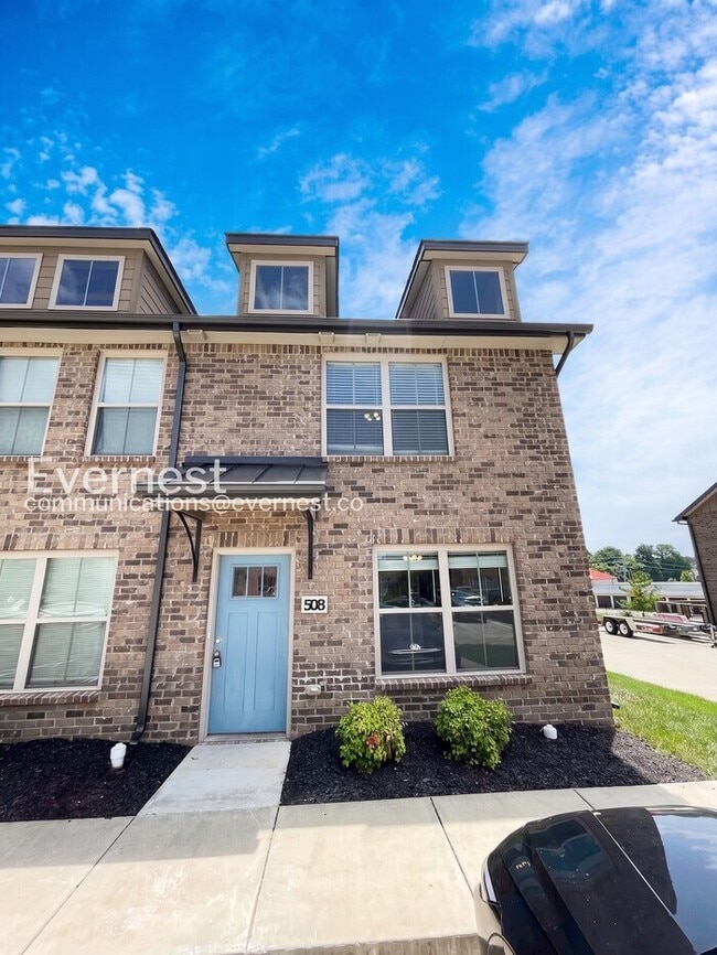 Building Photo - 3 Bed/3 Bath Townhome with Off-Street Parking / Pet-Friendly / Vouchers Accepted / Available Now!