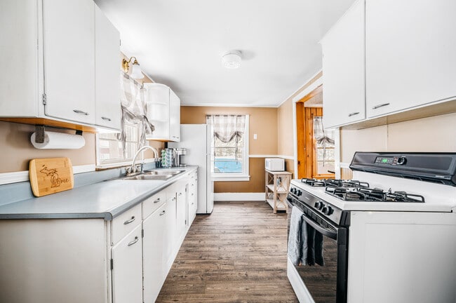 Photo - 586 Applegate Dr