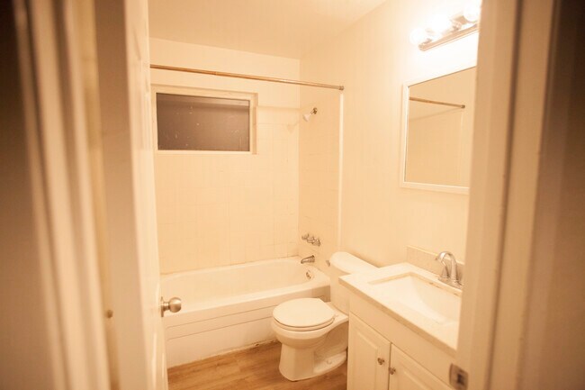 Main Bathroom - tub freshly re-glazed - 621 Grand Fir Ave Unidad 2