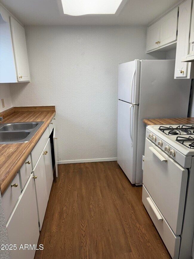 Photo - 470 E Date St Unit 4