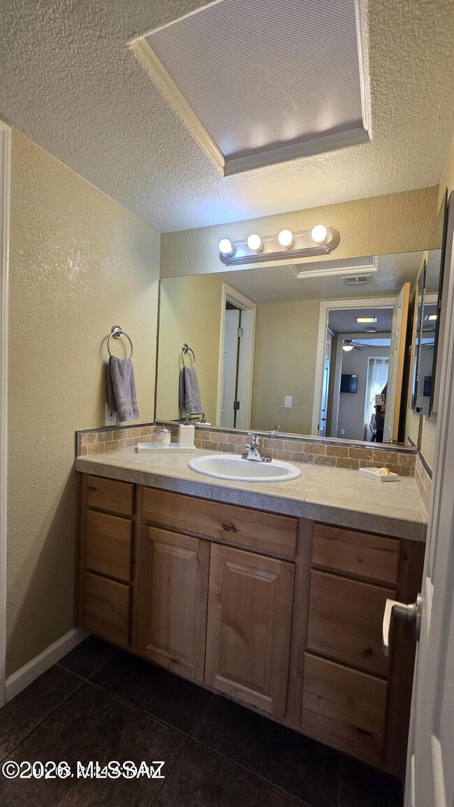 Photo - 6651 N Campbell Ave Unidad 240