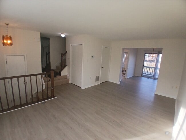 Building Photo - 103 Joyceton Terrace