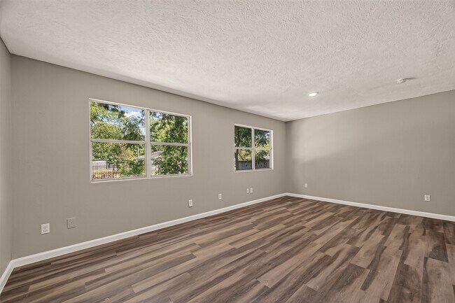 1089 Conklin St