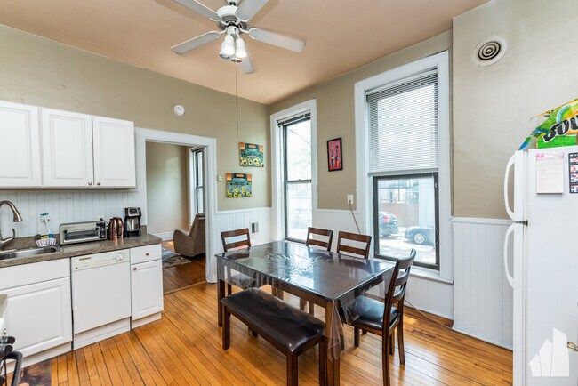 Photo - 1101 N Marshfield Ave Unidad 00C2