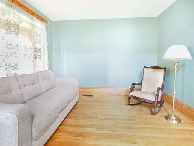 Photo - 1182 Woodbridge ST N