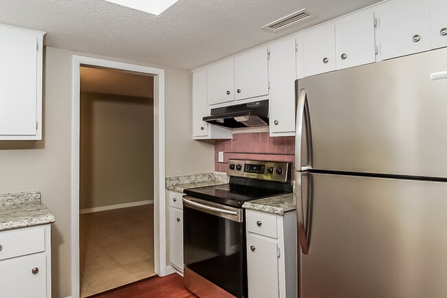 Photo - 1913 Waxleaf Green SE