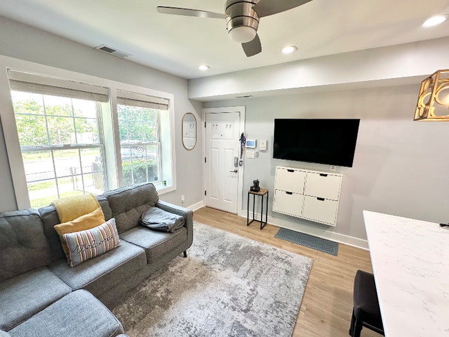 Photo - 216 21st St NE Unidad 2