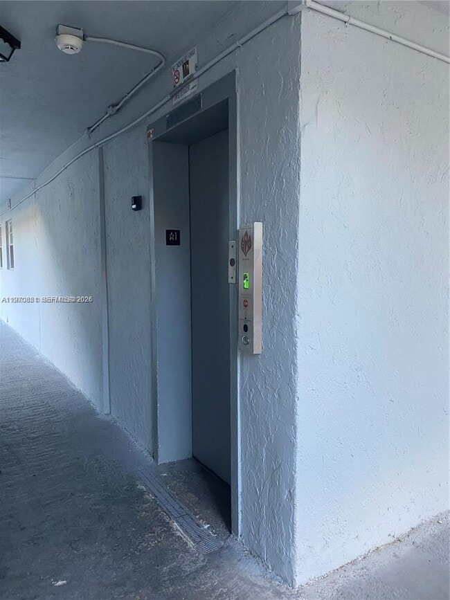 Photo - 1735 W 60th St Unidad M301