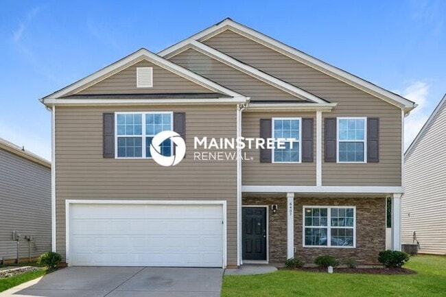 Building Photo - 4 Bedroom Pet-Friendly Home in Charlotte, NC with Main Street Renewal