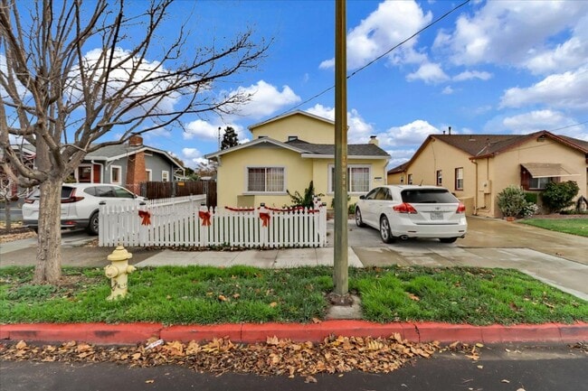 Photo - 646 N 15th St House