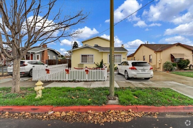Building Photo - 646 N 15th St Rental