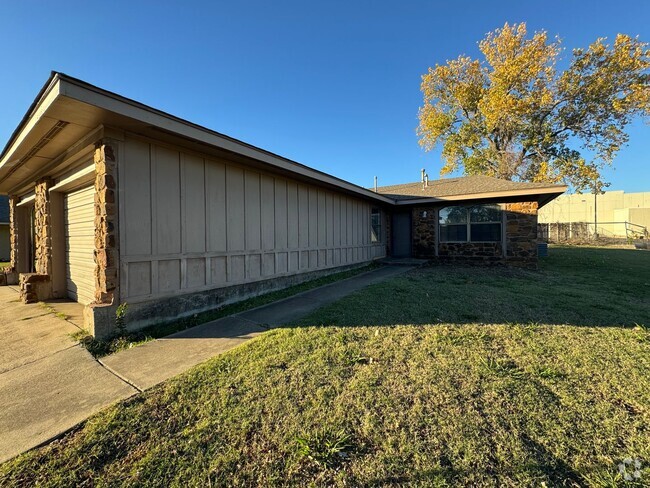 Building Photo - Cute Two bedroom One Bathroom Duplex in Br... Rental