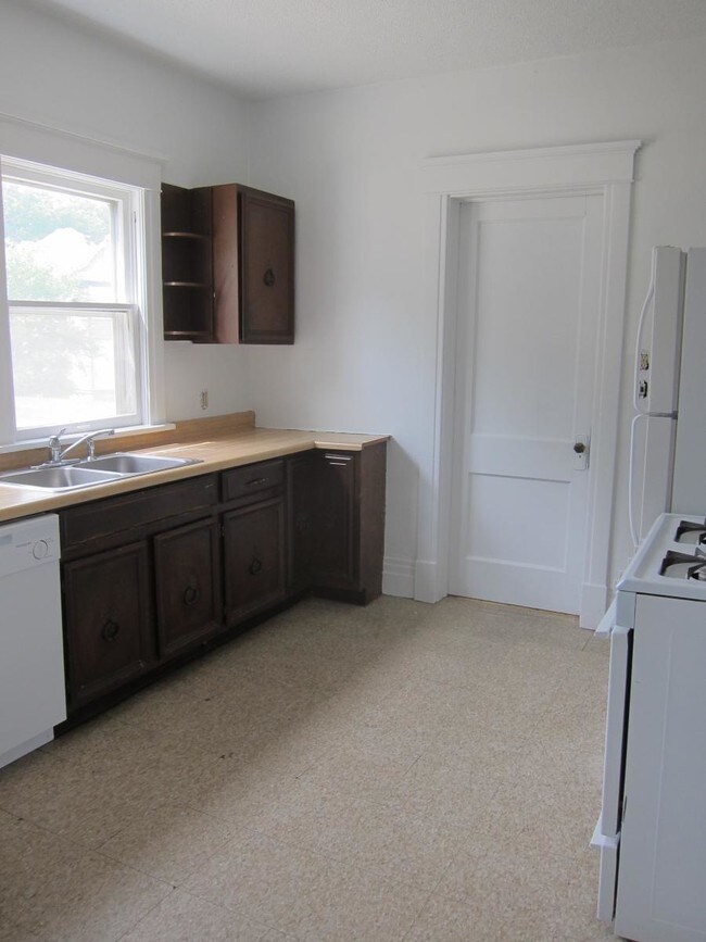 Photo - 109 W 12th St