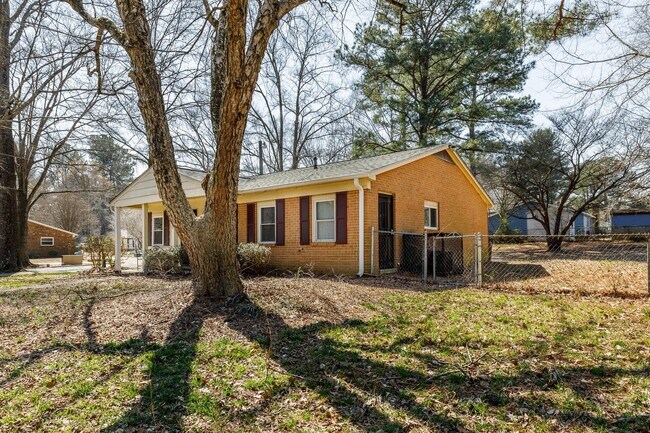 Photo - 2624 Sanderford Rd