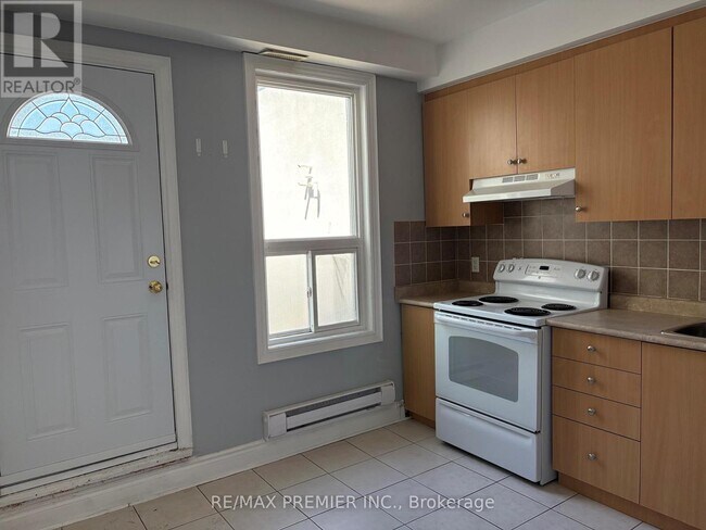 Photo - 938 Bloor St W