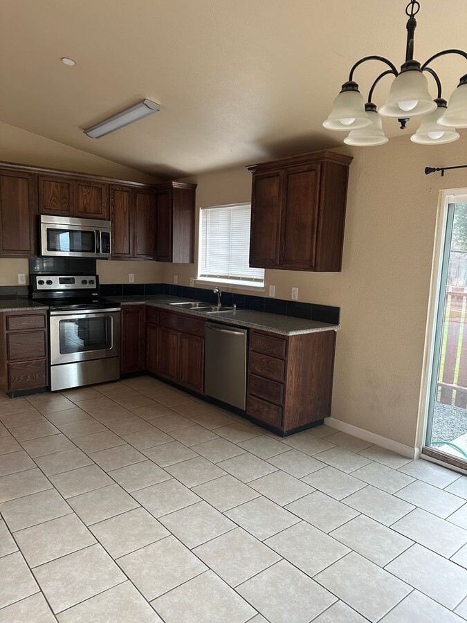 COMING SOON!! Available September!! Adorable Duplex in Jamestown - Great Floorplan!!! - COMING SOON!! Available September!! Adorable Duplex in Jamestown - Great Floorplan!!!