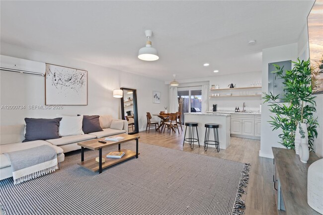 Photo - 300 SW 23rd St Unit 2