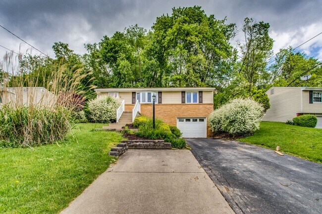 Building Photo - AVAILABLE MID-OCTOBER! Gorgeous 3-bedroom ... Rental