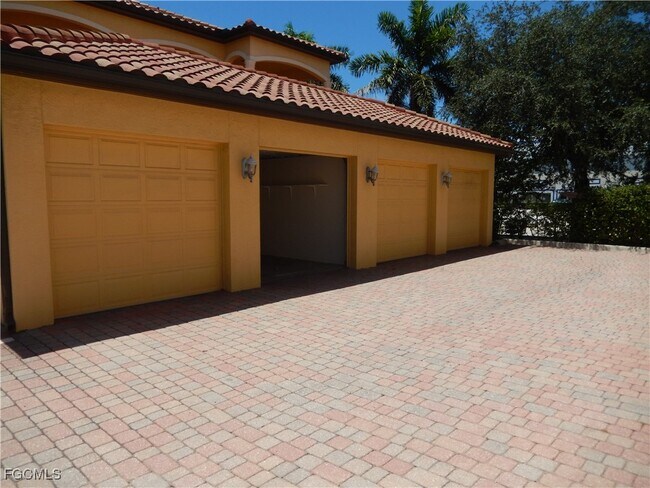 Building Photo - 1625 SE 46th St Unit 2B