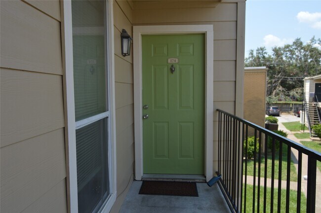 Building Photo - 8100 Creekbend Dr Unit 174