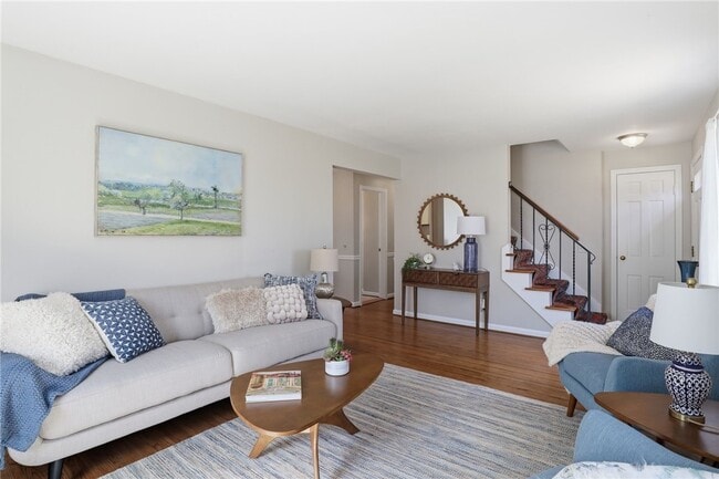 Photo - 37 Oakmount Dr