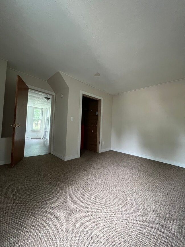 Building Photo - Three Bedroom,  2 Bathroom Apartment near ... Unit 824