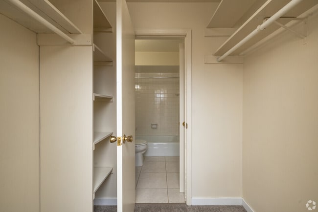 Oakland Manor Apartments