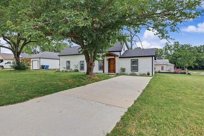 Building Photo - Beautifully Remodeled Home for Rent – Plenty of Space Inside & Out!