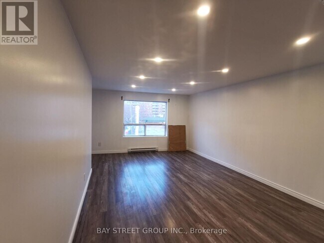Photo - 1546 Jane St