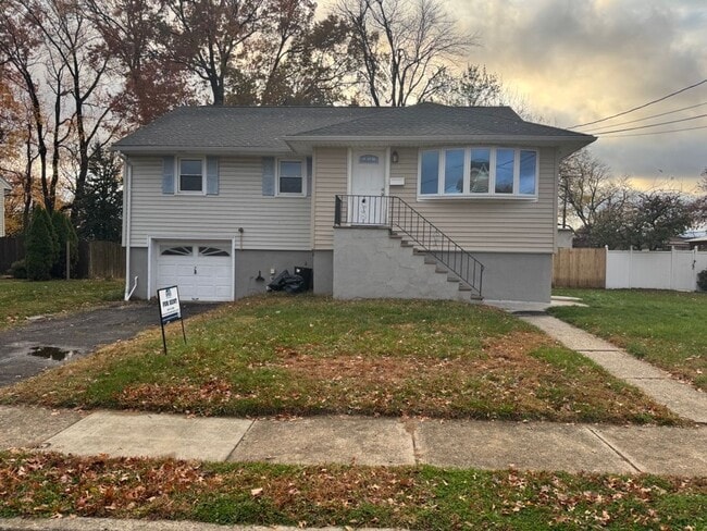 Building Photo - Spacious 3BR/2BA Home in a Great Location