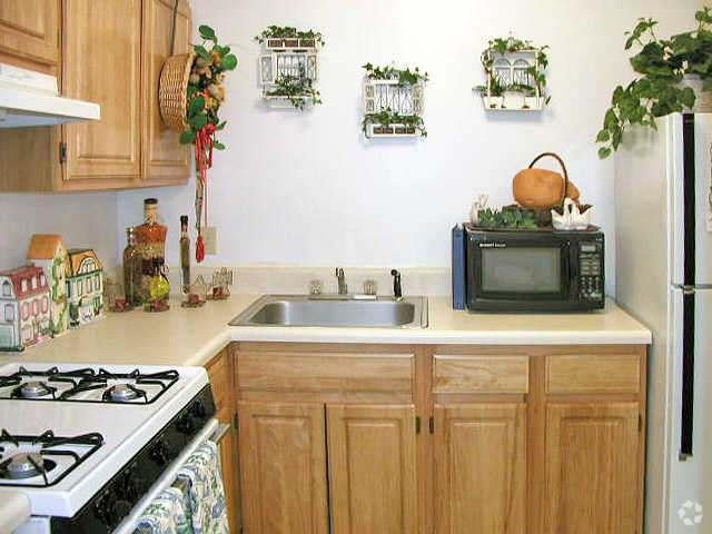 Kitchen - Fox Hill Apartments