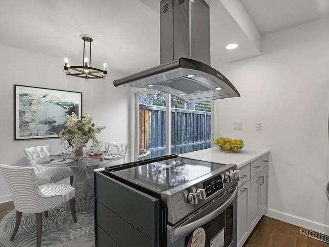 Photo - 6379 Barrie Rd