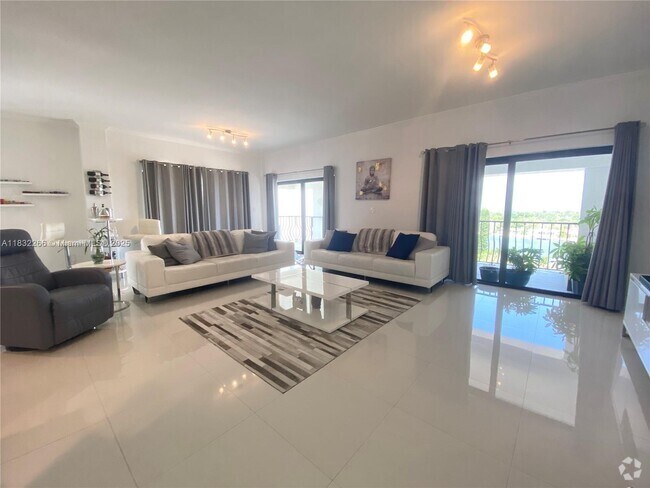 Building Photo - 5415 Collins Ave Unit PH-B Rental