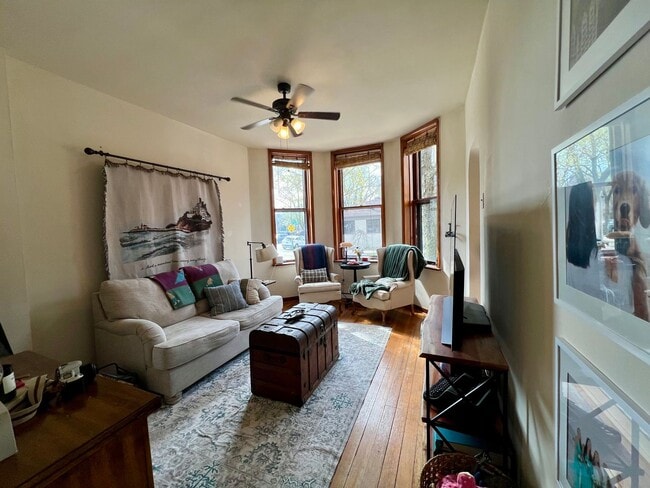 Building Photo - 1902 W Cortland St Unit 1