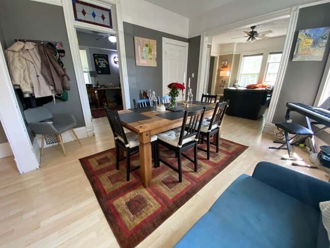 Photo - 1529 N Cass St Unidad 1531 Cass Upper
