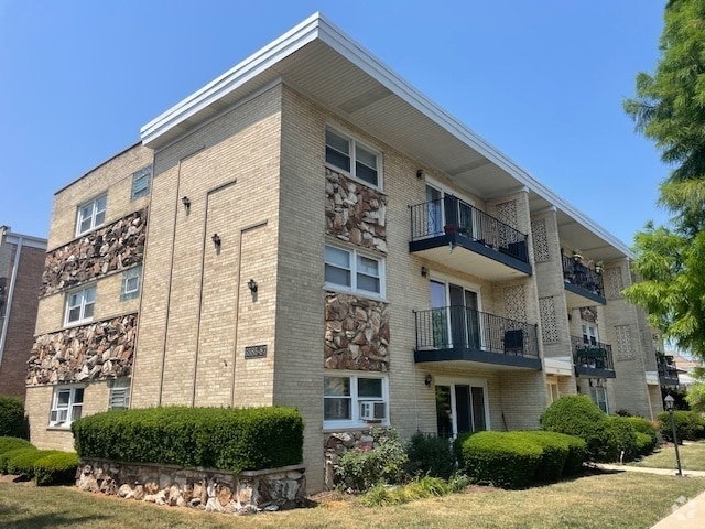 Building Photo - 6587 N Northwest Hwy Unit 1A Rental
