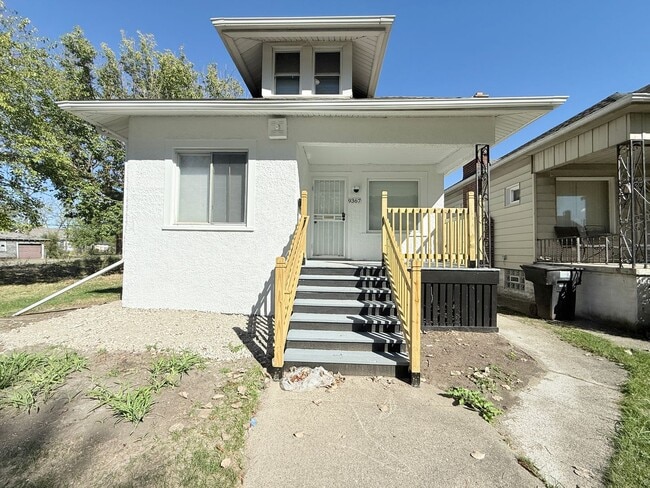 Building Photo - This beautifully updated 3-bedroom, 1-bath...