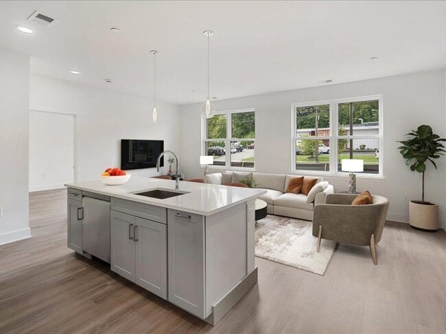 Photo - Madison Mall on Main