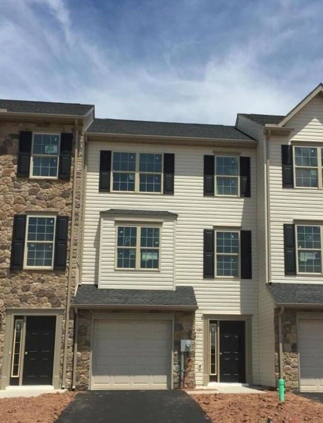 Building Photo - 3 Bedroom Townhome with Garage!