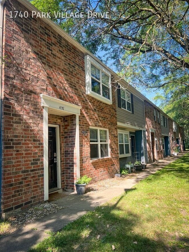 Building Photo - 1740 Park Village Dr