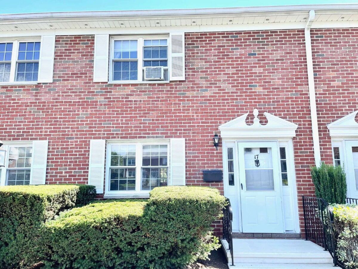 Spacious 2-Bed, 2-Bath Townhouse-Style Condo – Cul-de-Sac in Shippan - Available August 15! - Spacious 2-Bed, 2-Bath Townhouse-Style Condo – Cul-de-Sac in Shippan - Available August 15! Unit 17