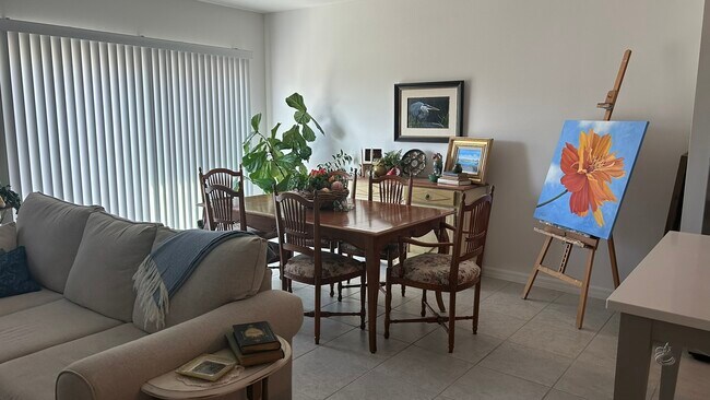 Dining Area - 4126 Collegiate Blvd