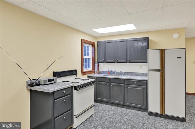 Building Photo - 392 5 Locks Rd