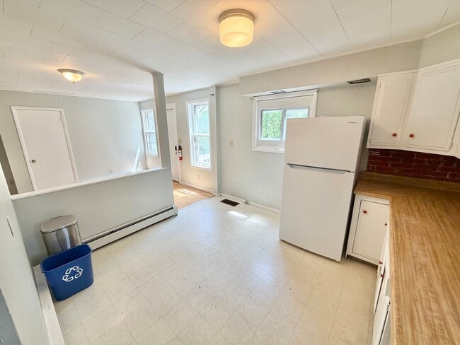 Photo - 3 Bedroom Apartment in Burlington VT Available NOW! OFF STREET PARKING, LAUNDRY, HEAT INCLUDED. Unit 2
