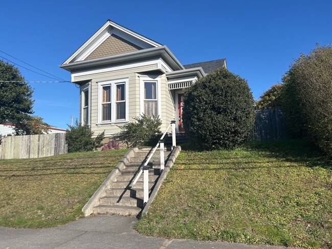 Building Photo - Beautifully Renovated, Pet Friendly Victor...