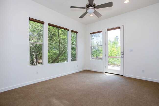 Photo - 617 Peacock Ln